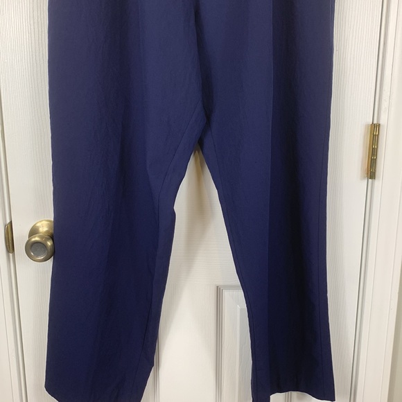 Navy blue pants with pockets and elastic waistband. No tag feels like nylon - Picture 3 of 5